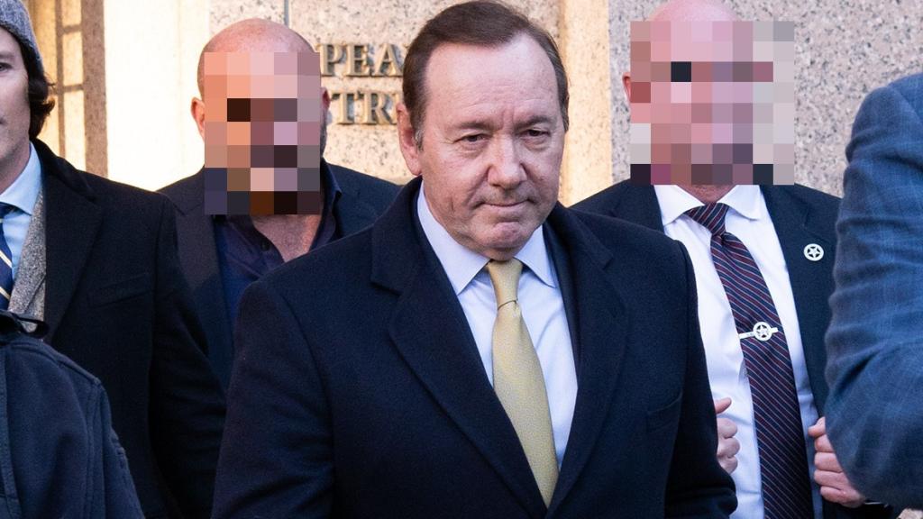 El afamado actor Kevin Spacey saliendo de los juzgados en Nueva York, en octubre de 2022.