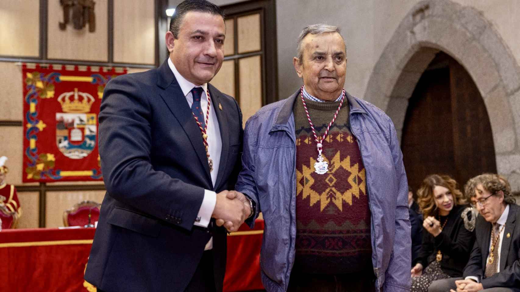 Juan Manuel López Gutiérrez junto al presidente del PP de Ávila, Carlos García