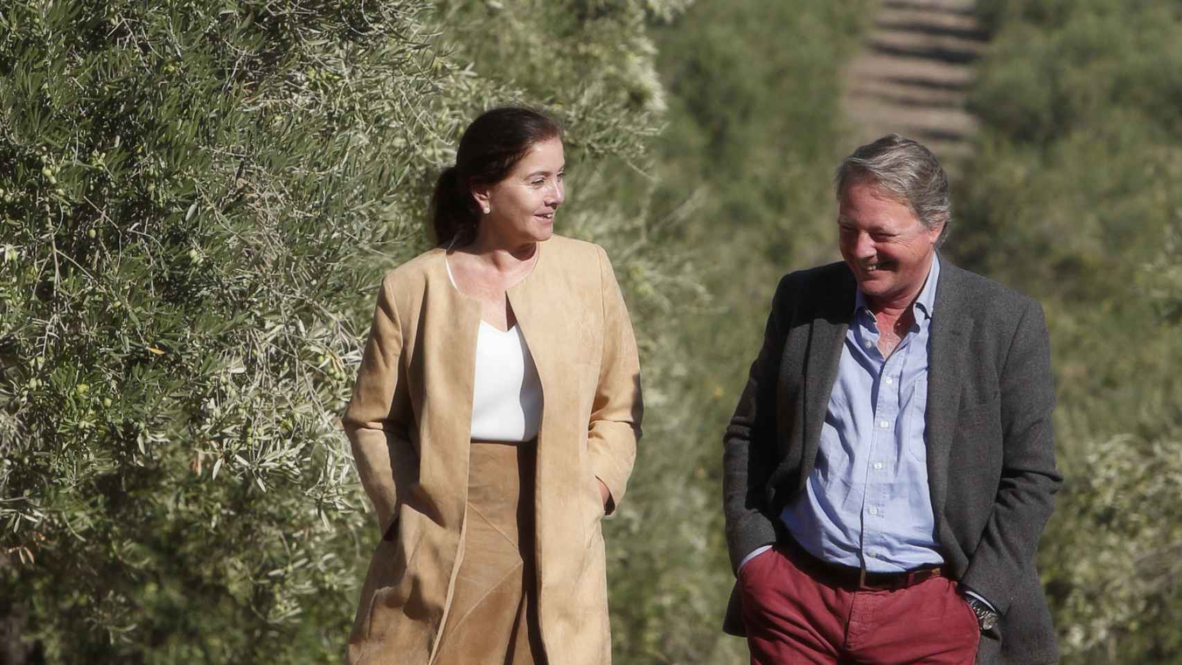 Rosa y Francisco Vañó entre los olivares de Castillo de Canena
