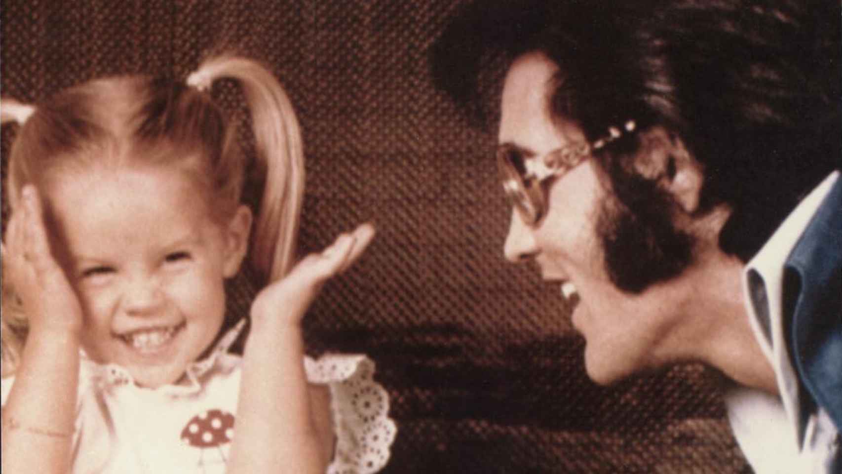 Lisa Marie Presley junto a su padre, Elvis, en una imagen compartida en Instagram.