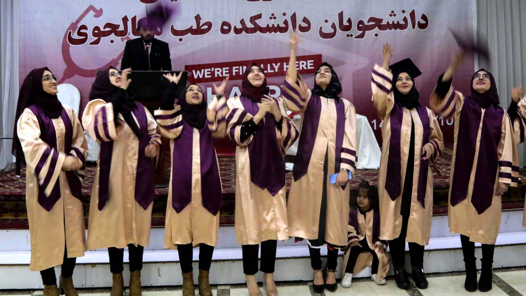Estudiantes de Afganistán tras graduarse