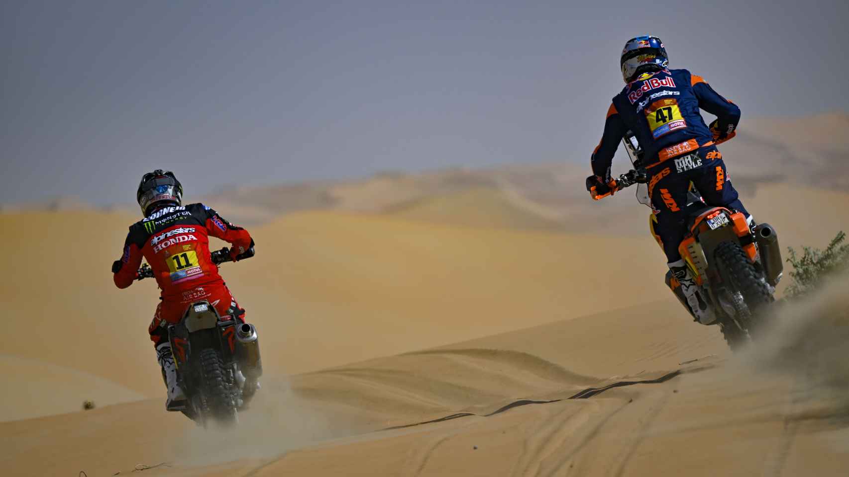 Dos pilotos de motos en una persecución en el Dakar