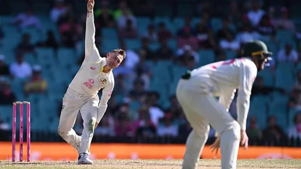 Marnus Labuschagne realiza un lanzamiento en un partido con Australia