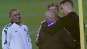 Cristiano Ronaldo charla con Roberto Carlos duramente el entrenamiento del Real Madrid.
