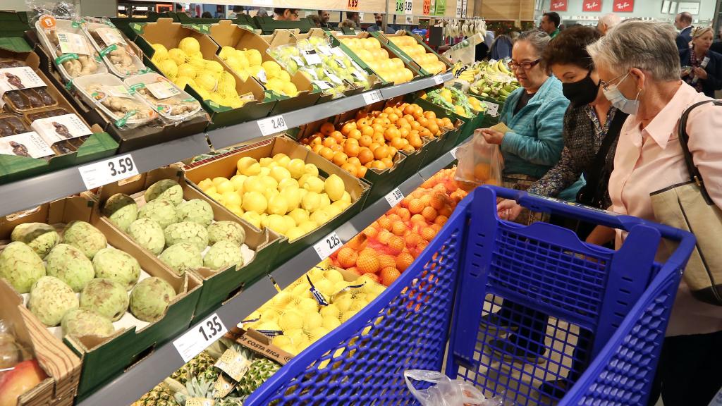 Personas en un supermercado.