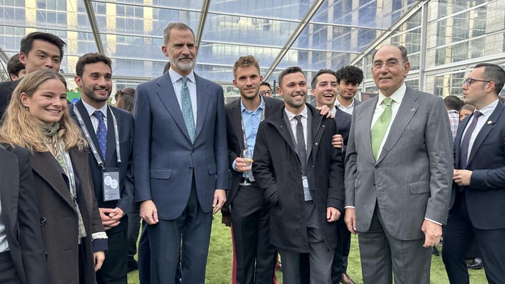 El rey Felipe VI e Ignacio Galán junto a alguno de los becados.