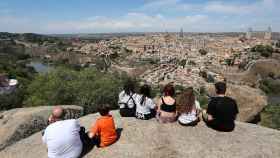 Varias personas contemplan la panorámica del Casco Histórico de Toledo.