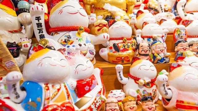 Grupo de gatos de la suerte (maneki-neko) en una tienda