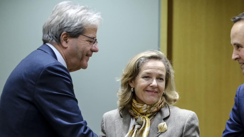 El comisario Paolo Gentiloni, la vicepresidenta Nadia Calviño y el ministro portugués Fernando Medina, durante el anterior Eurogrupo de diciembre