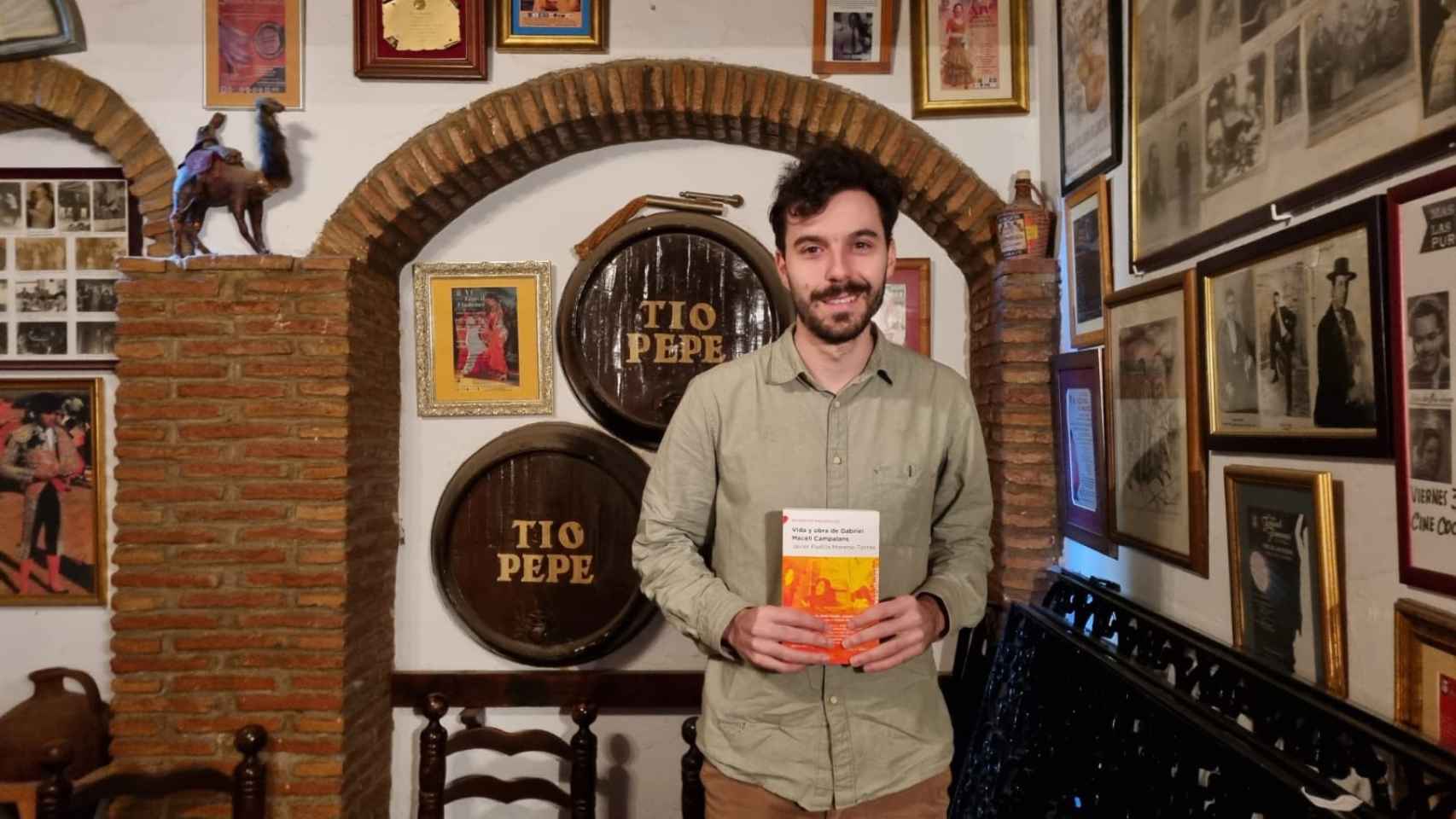 El escritor malagueño Javier Padilla posa con su libro en la bodeguita de la Peña El Palustre.