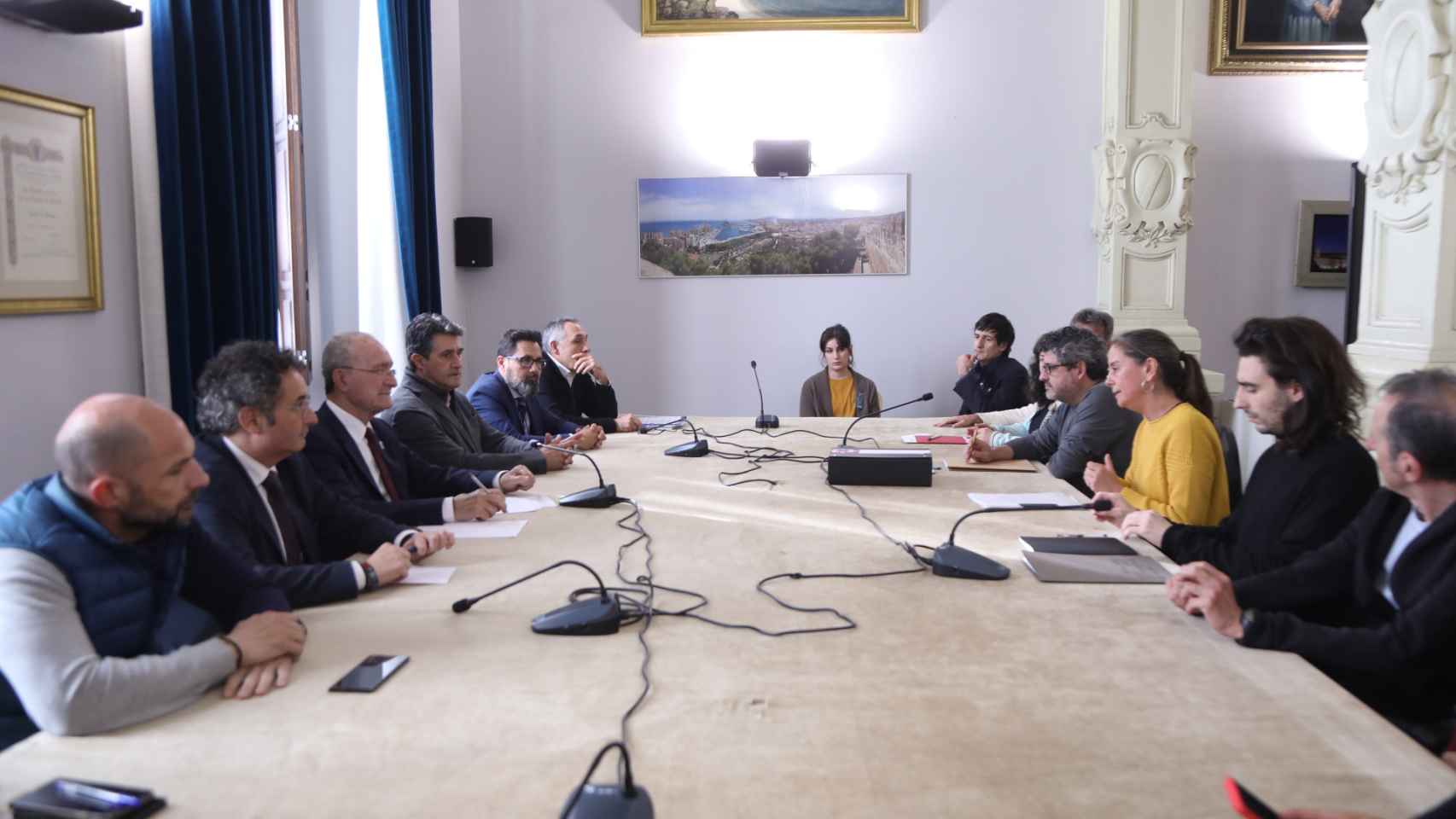 Reunión del Ayuntamiento de Málaga con los representantes de La Invisible.