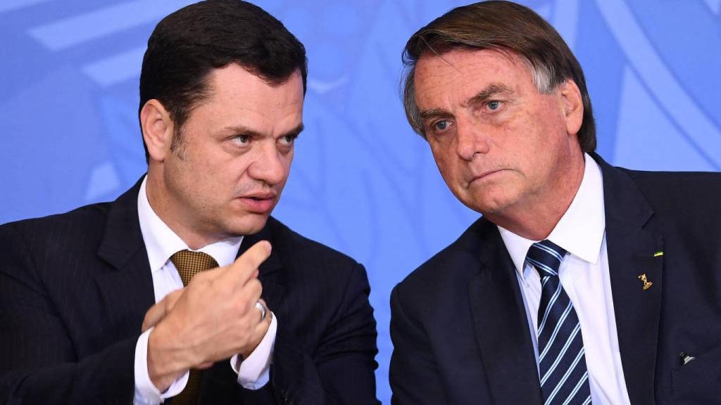 Anderson Torres, ministro de Justicia de Bolsonaro, junto al propio Bolsonaro.