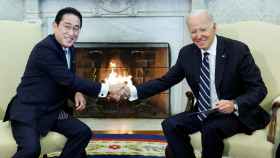 El presidente de los Estados Unidos, Biden , recibe al primer ministro japonés, Kishida , en la Casa Blanca en Washington..