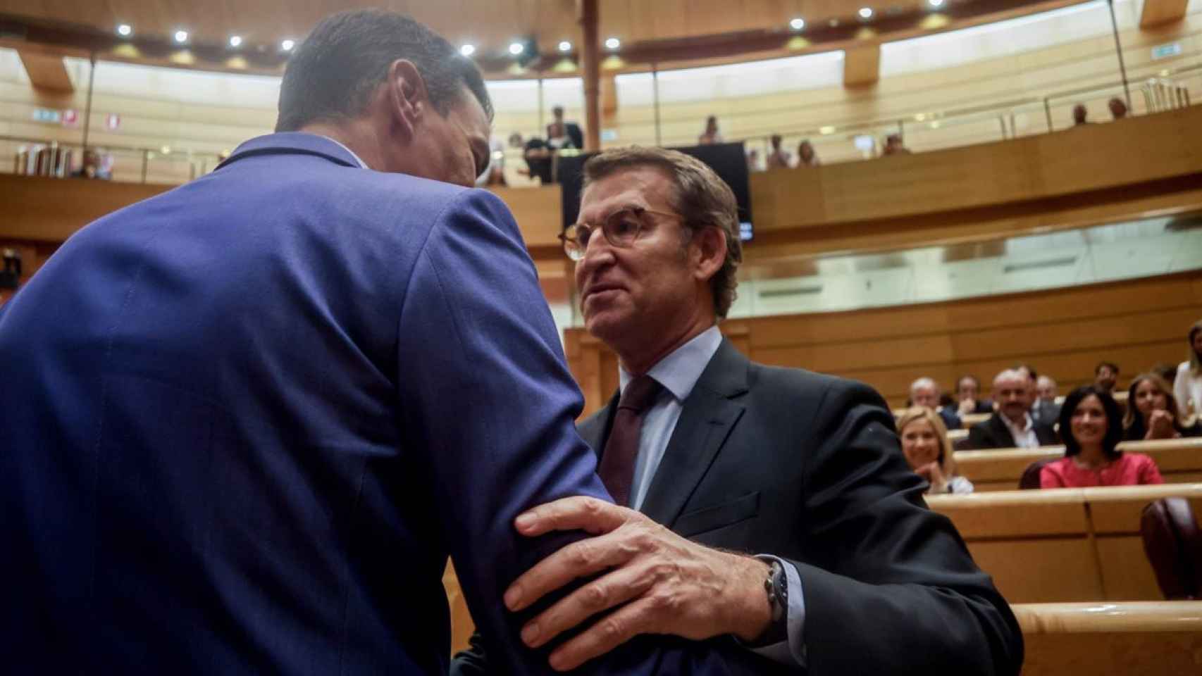 Alberto Núñez Feijóo y Pedro Sánchez, en un encuentro en el Senado.