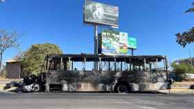 Un autobús calcinado tras los ataques en Culiacán, al norte de México.