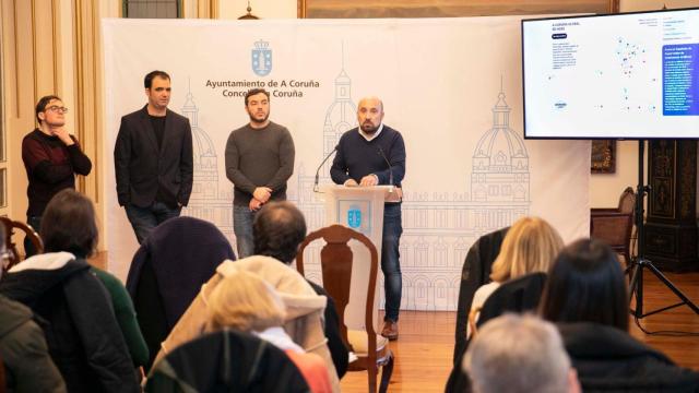 El portavoz del gobierno local de A Coruña, José Manuel Lage, presenta el nuevo mapa interactivo de la ciudad