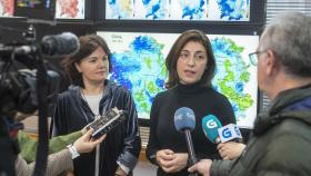 La conselleira de Medio Ambiente Ángeles Vázquez, y la meteoróloga María Souto presentan el balance climatológico de 2022.