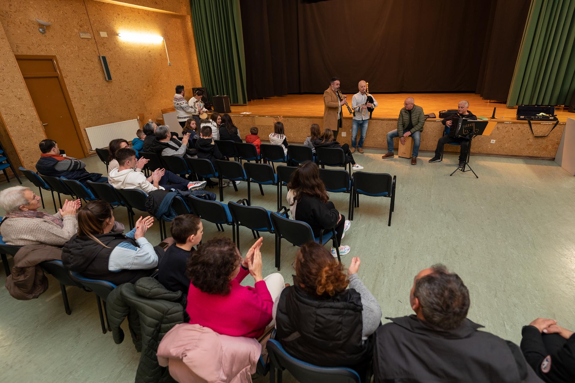 Acto de presentación de la escuela de música moderna en San Sadurniño. Imagen: César Galdo