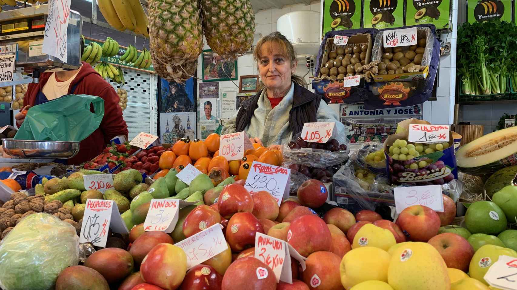 Teresa Roncero, en su puesto de frutas y verduras, productos con 0% de IVA.