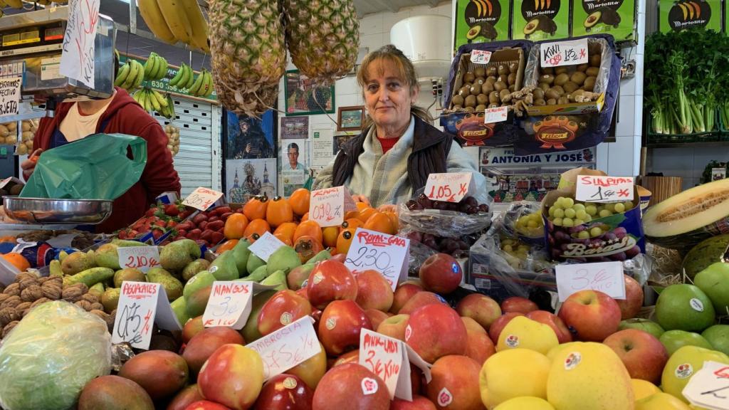 Teresa Roncero, en su puesto de frutas y verduras, productos con 0% de IVA.