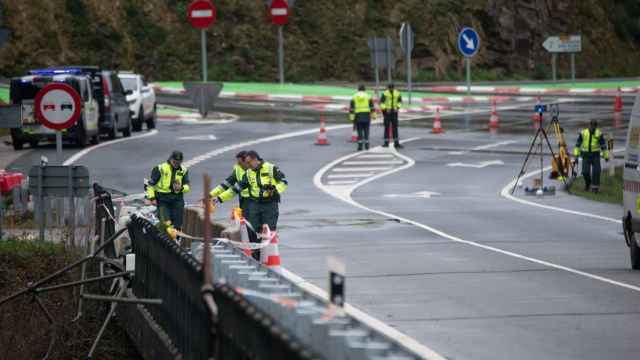 Agentes dela Guardia Civil durante la reconstrucción del accidente del autobús que cayó al río Lérez.