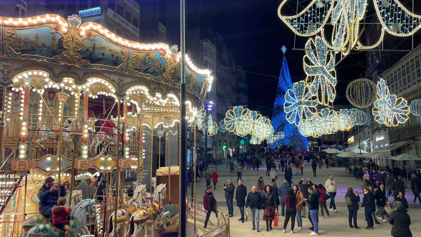 La Puerta del Sol iluminada con gente paseando a viernes 13 de enero.