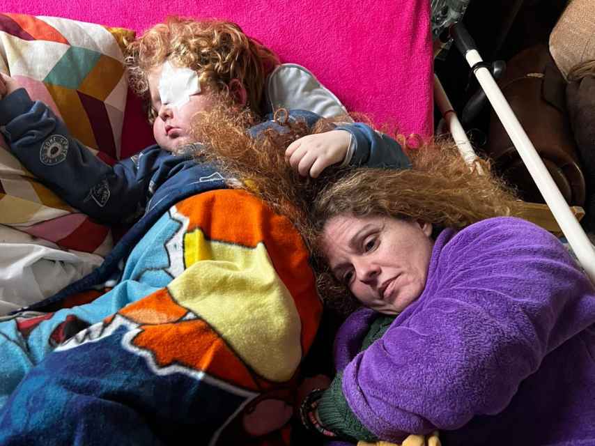 Isabel Muelas, acostada junto a su hijo, Martín, en su casa de Molina de Segura.