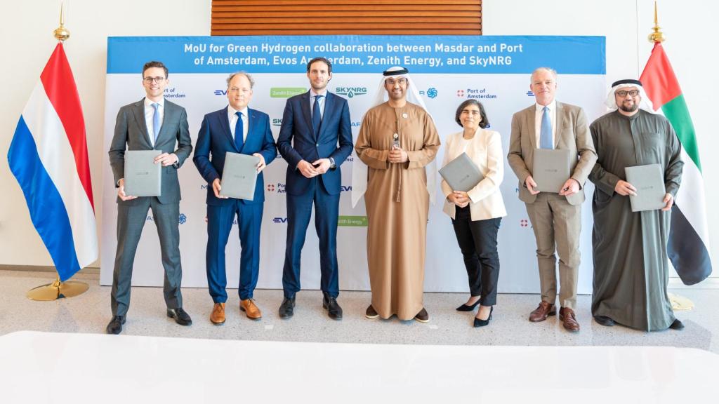 Mou entre Masdar (EAU) y el Puerto de Ámsterdam para llevar hidrógeno verde.