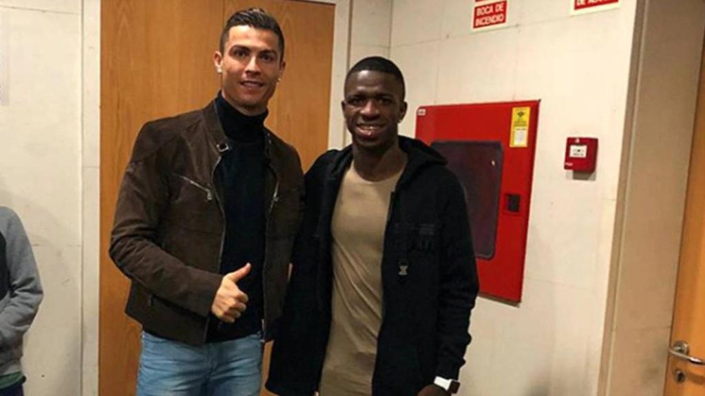 Cristiano Ronaldo y Vinicius tras un Clásico en el Bernabéu, en diciembre de 2017