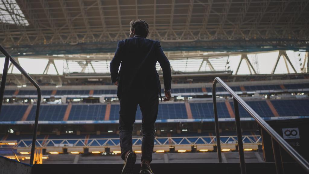 Borja Sémper, portavoz de campaña del Partido Popular, salta al campo del Bernabeú.