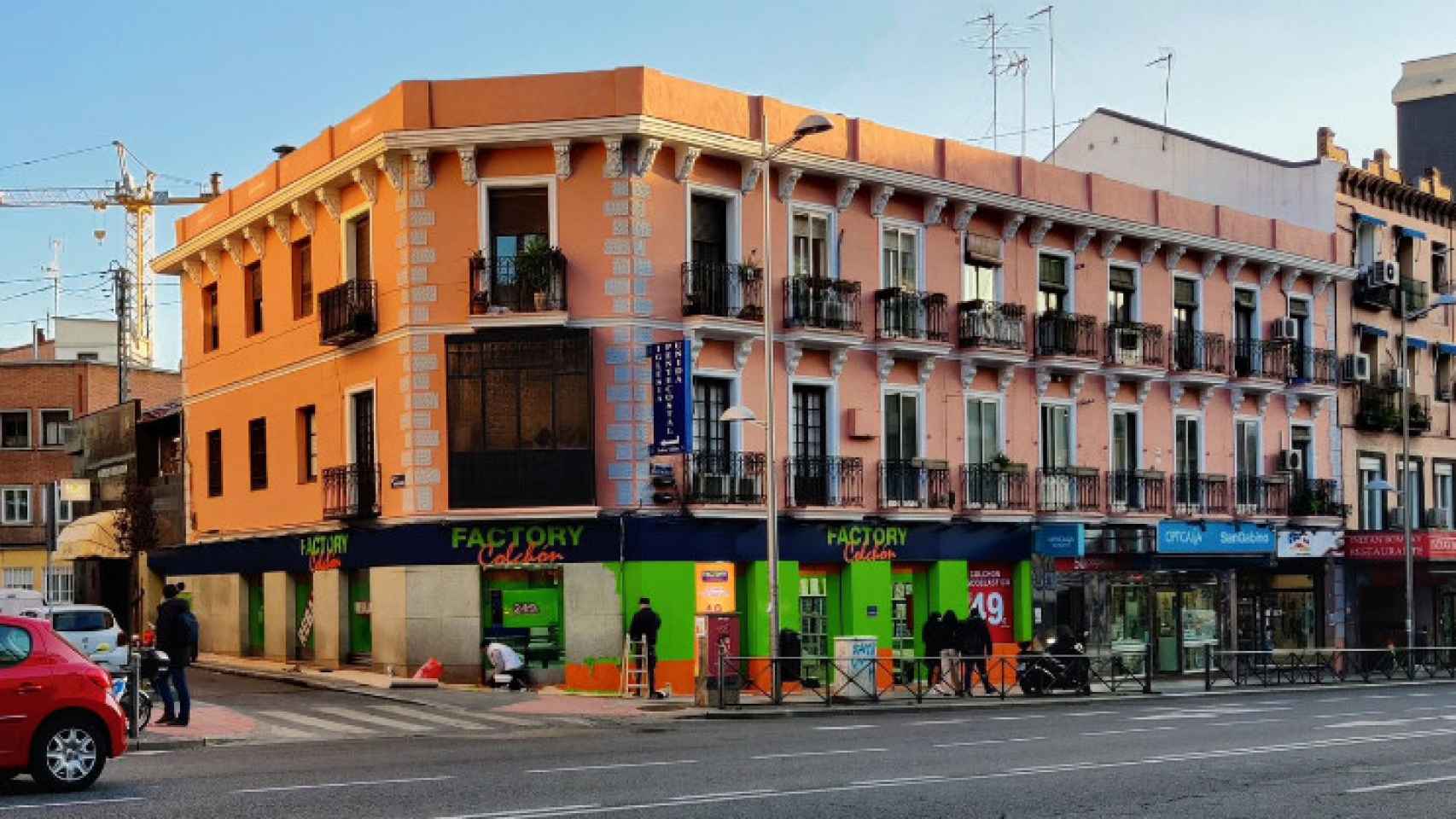 La fachada del Factory Colchón de Bravo Murillo con Pedro Villar, cambiada de color por protestas de los vecinos.