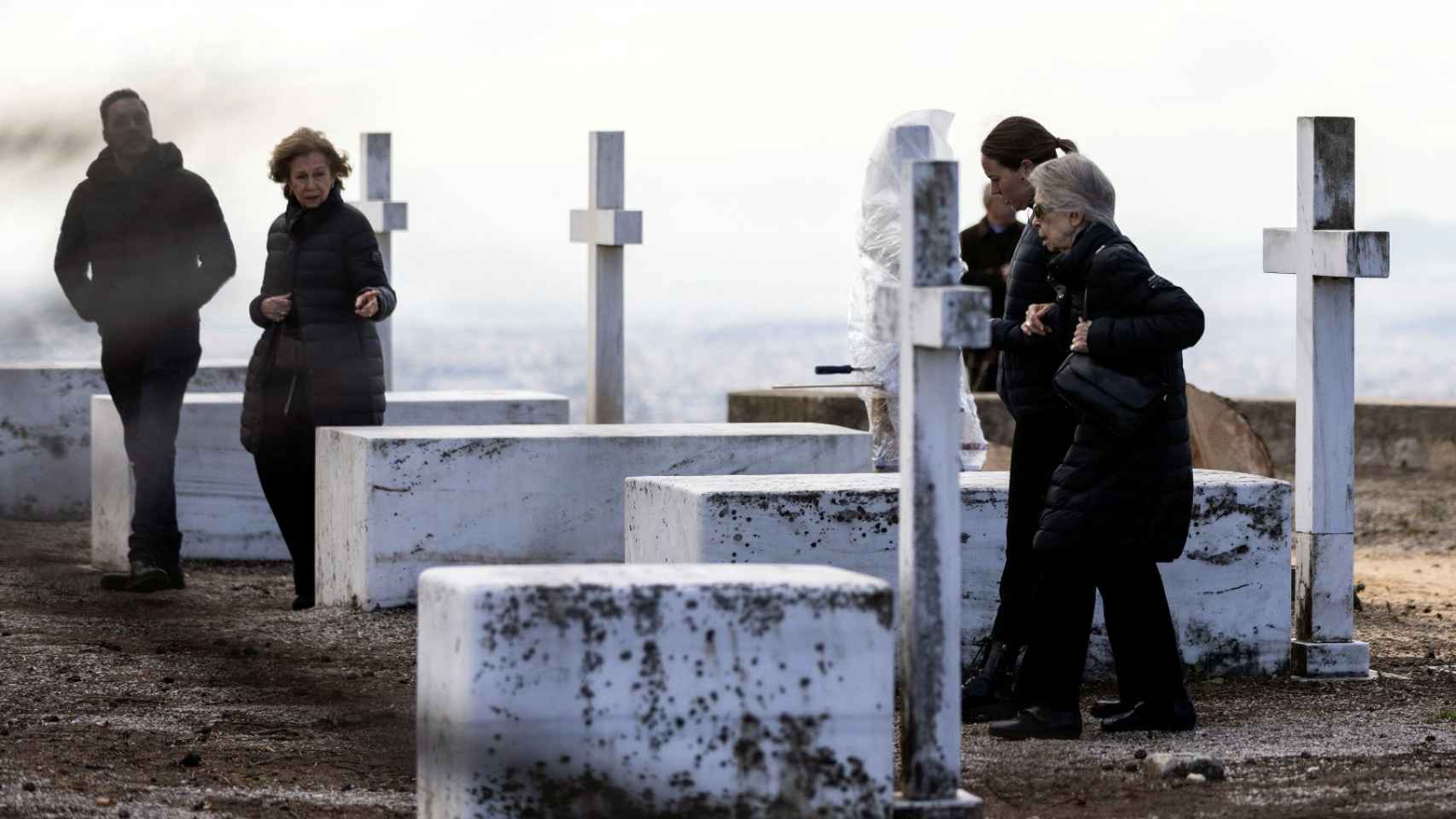 La reina Sofía y sus familiares en el cementerio de Tatoi, en Atenas, este jueves.