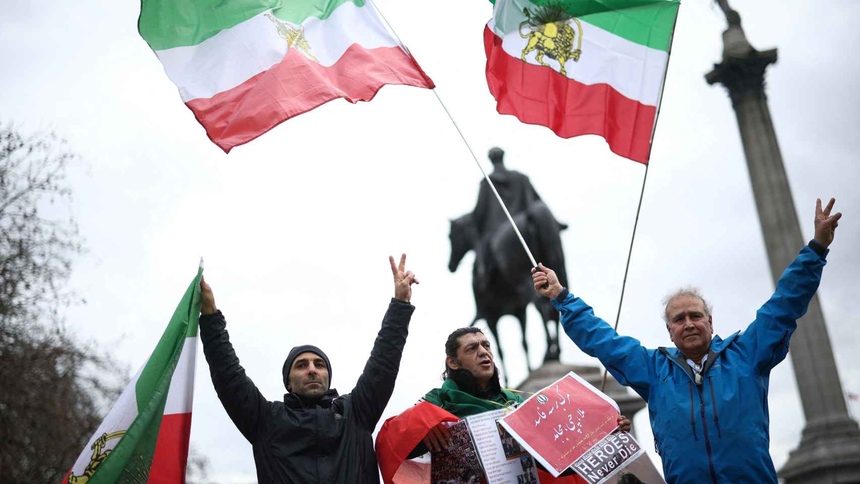 Ciudadanos protestando contra el régimen iraní en Londres