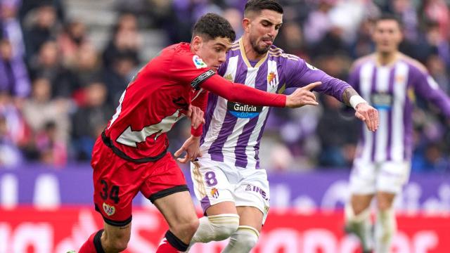 Monchu pelea un balón con Camello