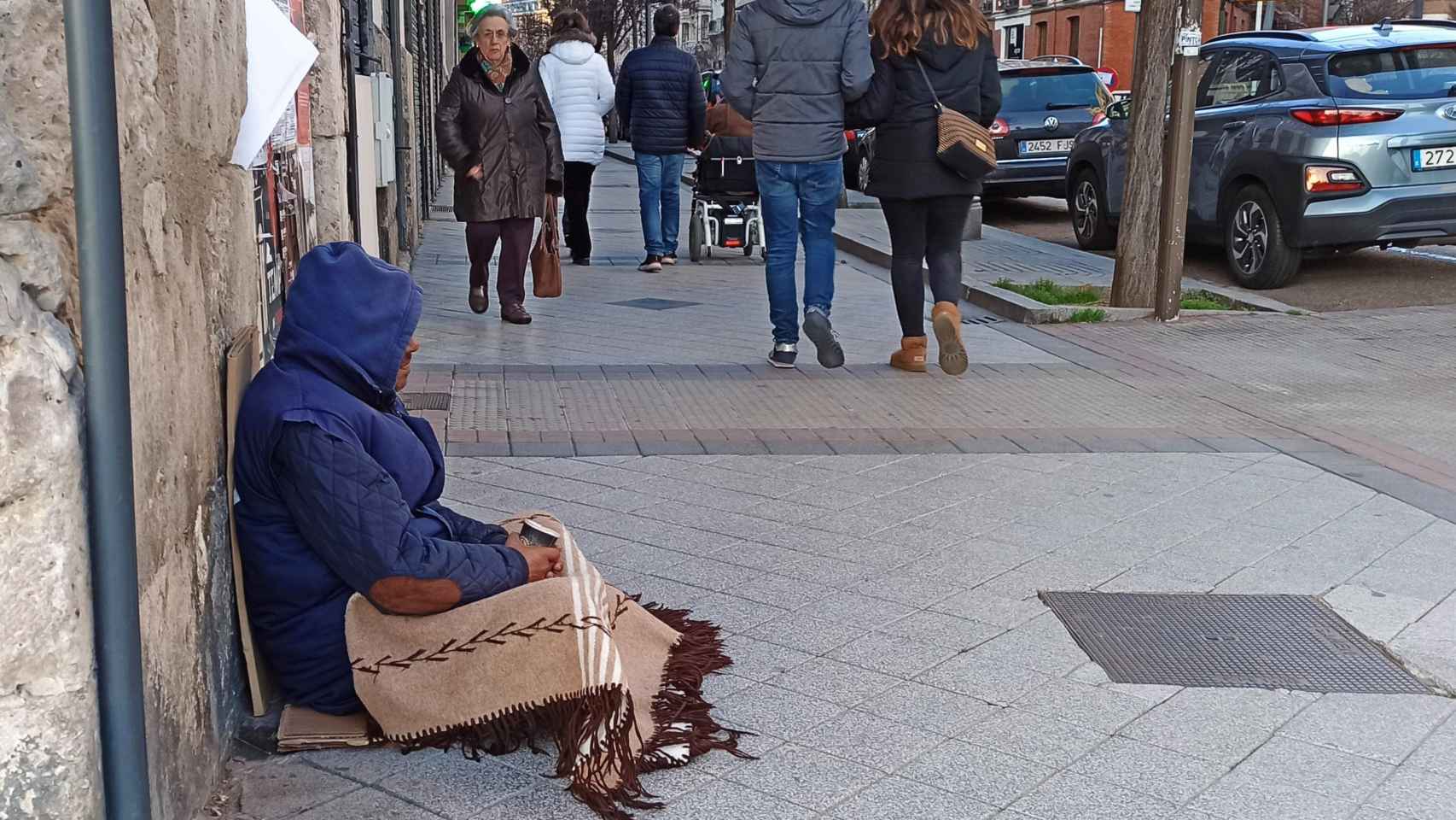 Un hombre pide limosna en una céntrica calle de Valladolid.