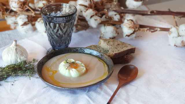Sopa de tomillo con huevo, una receta tan humilde como reconfortante