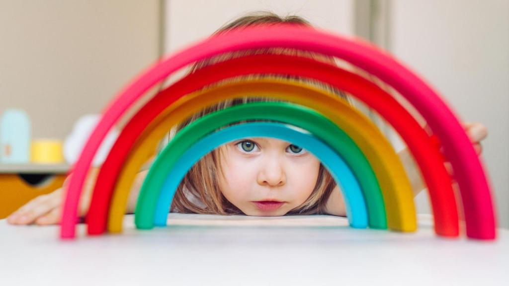 Imagen de archivo de una niña con un arcoíris.