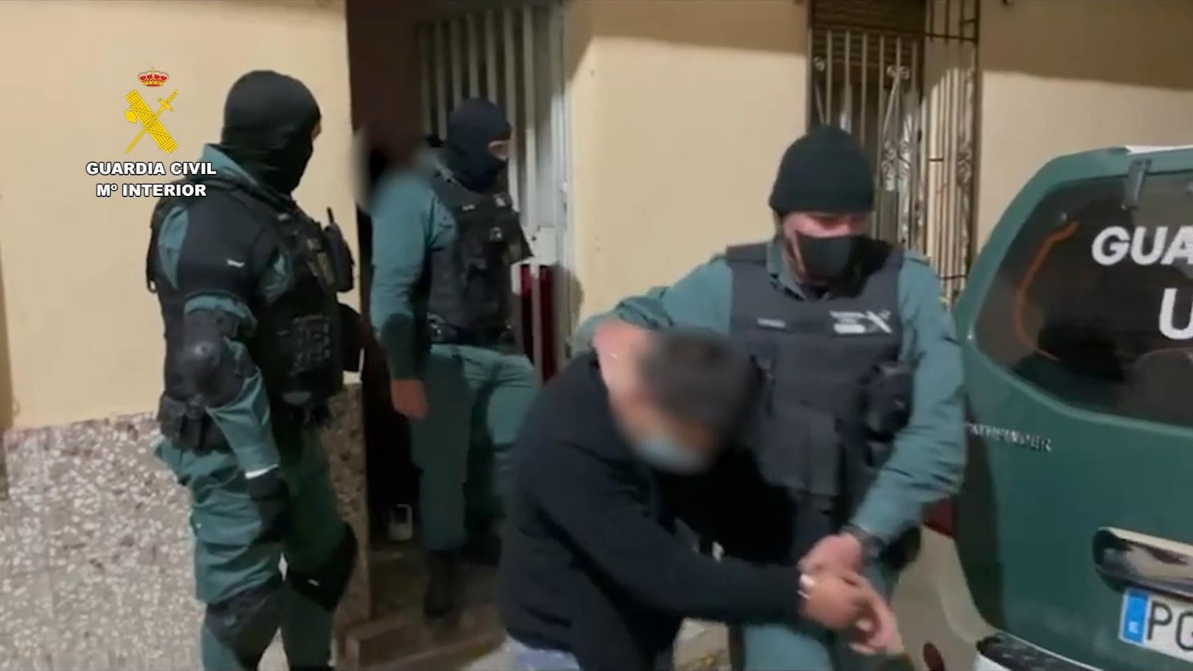 Detención de un miembro de la organización criminal. Foto: Guardia Civil.