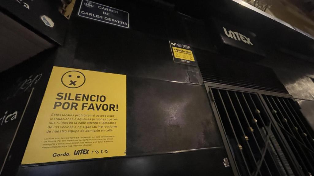 Un cartel colocado en el acceso a una discoteca de Ruzafa.