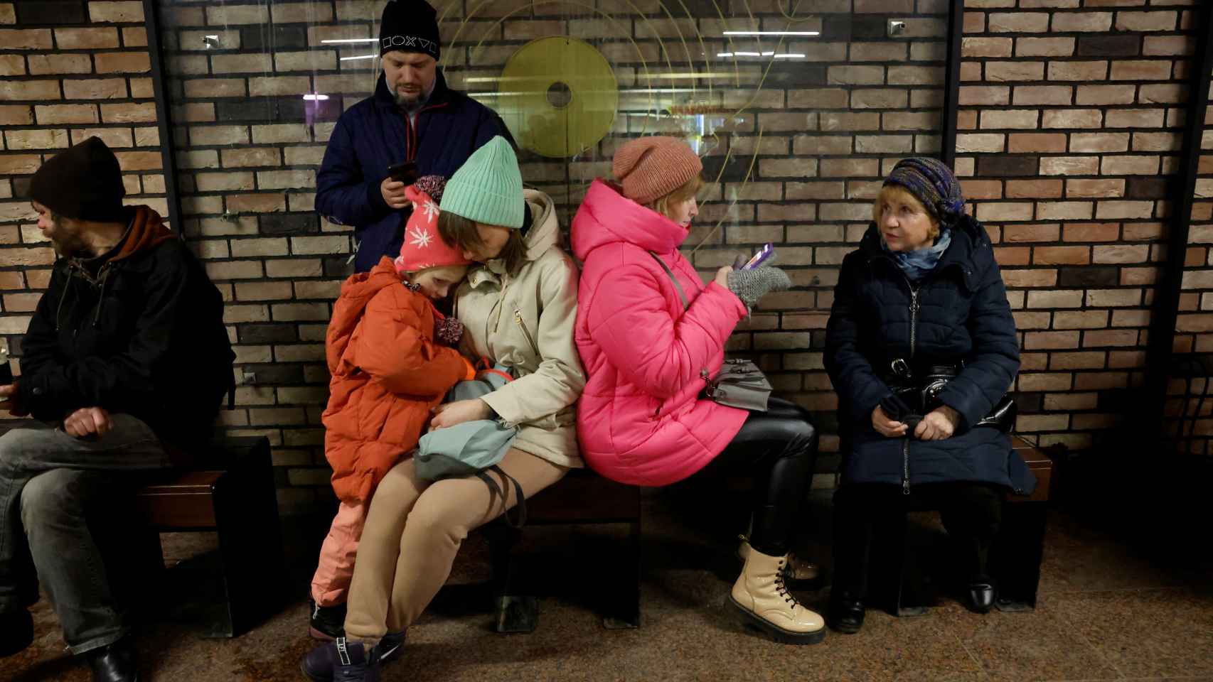 Ciudadanos de Kiev refugiados en el metro de la ciudad.