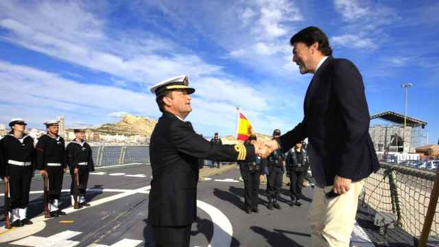 El alcalde de Alicante en las actividades de salida de la Ocean Race, donde han participado una corbeta y una fragata de la Armada.