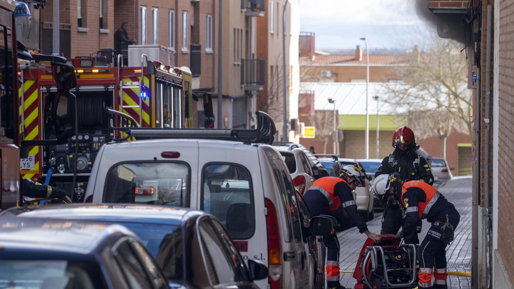 Los bomberos trabajan en el garaje incendiado en Salamanca.