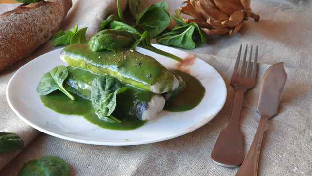 Merluza a la plancha con salsa de pimientos verdes, una receta para innovar con este pescado