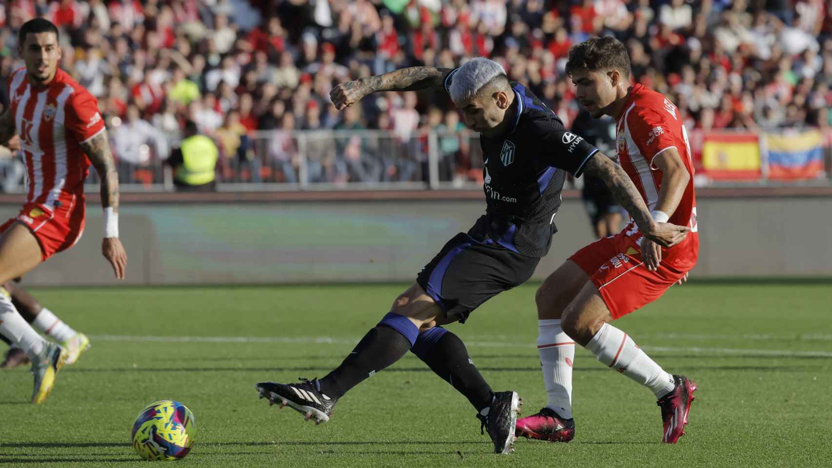 Ángel Correa marca un gol ante el Almería en Liga