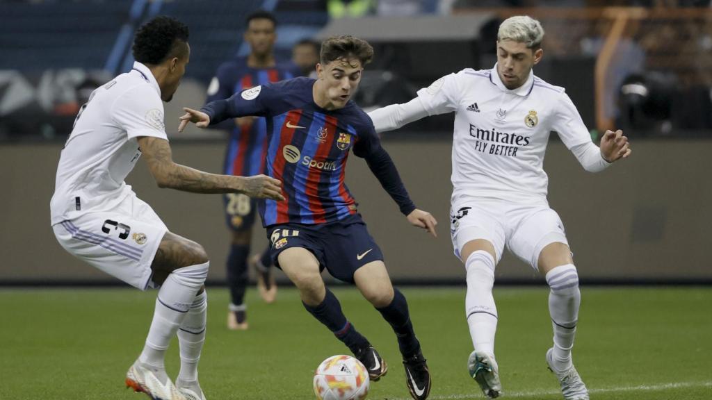 Fede Valverde presiona a Gavi en El Clásico