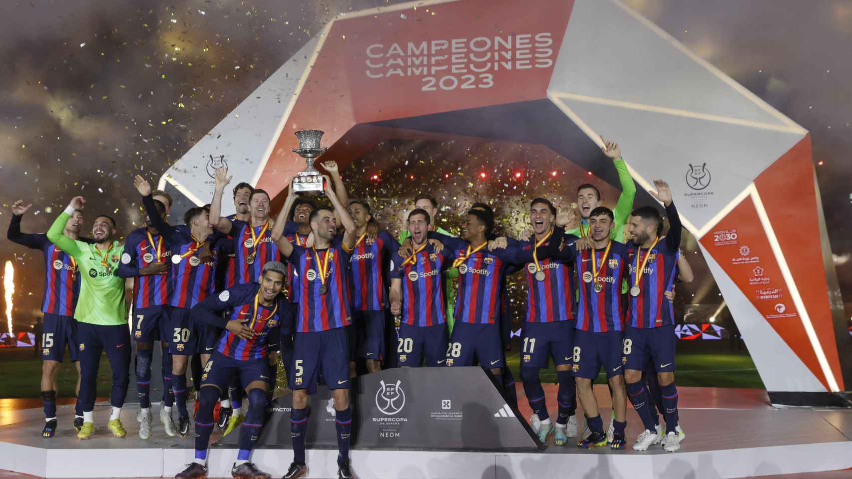 Los jugadores del FC Barcelona, levantando la Supercopa de España