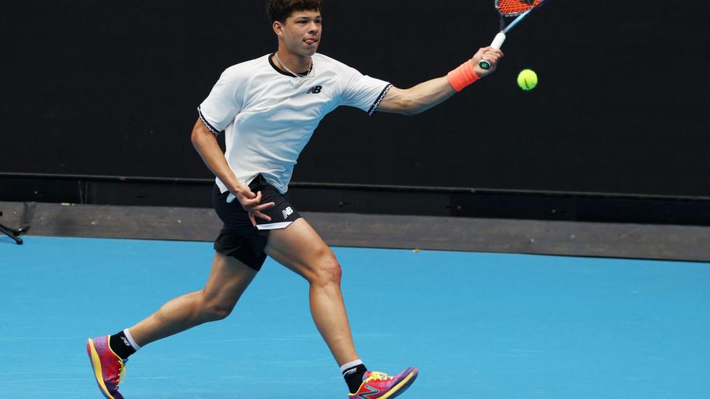 Ben Shelton durante un entrenamiento en el Abierto de Australia