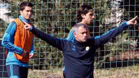 Nuri Sahin, Sami Khedira y José Mourinho, en un entrenamiento del Real Madrid