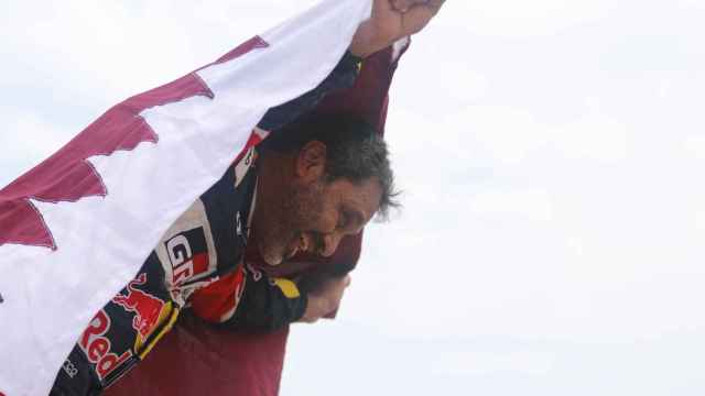 Nasser Al-Attiyah, con la bandera de Qatar tras ganar su quinto Rally Dakar