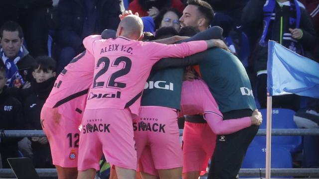 Piña de los jugadores del RCD Espanyol para celebrar un gol en el Coliseum